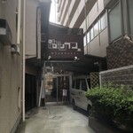 路地カフェ - 隠れ家的な通路を入ります