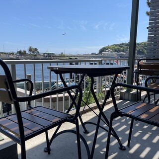 江の島の絶景を眺めながら美味しいピザを楽しめる至福の空間◎