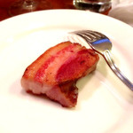 ウェルファン カフェ - 手造りベーコン（小：ステーキベーコン600円）。脂身が苦手な方には切り落とし（450円）もオーダーできます。脂身が甘くてお酒が進みます。