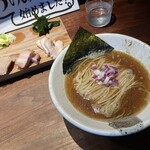 NATURAL TASTE - トッピングは木の板でやってきます。前列右側が鶏胸(200円)。それ以外はデフォルトです。