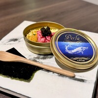 肉割烹 肉かぶく - ペルーラキャビアとカイノミ、ウニのミニ丼　
                  ～キャビア缶に詰めたかぶく特製ミニ丼～
                  かぶく特製の卵黄ラー油ソースを絡めた豪華なミニ丼