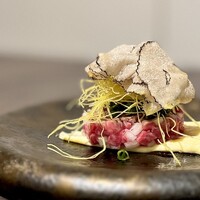 肉割烹 肉かぶく - サマートリュフとカダイフを乗せた和牛ウチモモのタルタル 〜ペコリーノロマーノチーズのソース〜
