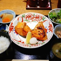 赤坂あじさい - 小鉢二種となめことわかめのお椀も美味しい