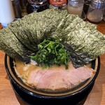 横浜家系ラーメン 三郷家 - ラーメン900円硬め濃いめ。海苔増し100円。