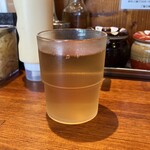 横浜家系ラーメン 三郷家 - お茶と水があります。