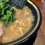 横浜家系ラーメン 三郷家 - 豚骨の旨味が強いスープ。