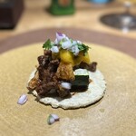 Pes. - ⑤自家製タコス、薪焼きサスティナブル和牛のランプとミノ、マンゴー、ズッキーニ、ケソ(南米チーズ)、アヒパンカ