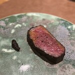 Pes. - ⑧熟成したサスティナブル和牛のアサード、黒にんにくとアサイーのピュレ