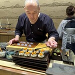 鮨旬美西川 - 調理風景　イカと雲丹