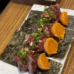 焼鳥ホルモン 炭焼き0式 - 炙り牛ユッケ