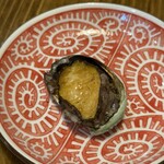 焼鳥ホルモン 炭焼き0式 - お通しのアワビ