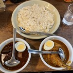 松本メーヤウ - 左がブラック（豚角煮）　右がイエロー（チキン）