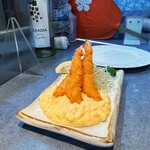 ゴメンネJIRO - ✽ ポッドキャストを聴いてわかった事。「創業からこのちょっとエビフライの価格は変えない。」となんでか思ったそうです。後に写るのはいつもの白ワインです。