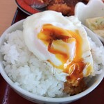 オーモリラーメン - 黄身を潰して醤油をたらして