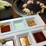Ushimaru - つけだれは6種類＋普通のタレの7種類。店員さんが肉ごとにおススメを教えてくれます。