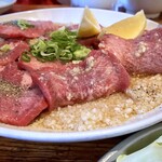 塩タンの下には大量のニンニク薬味