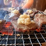 万正 - 塩タン オン ニンニク薬味