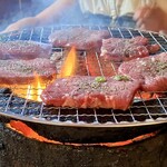 万正 - 塩タン 焼き焼き風景