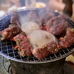 万正 - ハラミ焼き焼き風景