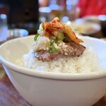 万正 - 塩タン with ニンニク薬味＆キムチ オンザライス