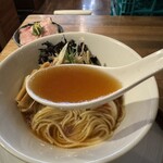 酒肴場 屯 - しっかりした煮干し感とまろやかな昆布の旨味を津軽醤油でまとめた絶品スープ