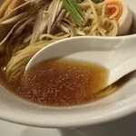 酒肴場 屯 - しっかりした煮干し感とまろやかな昆布の旨味を津軽醤油でまとめた絶品スープ