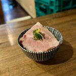 酒肴場 屯 - 店主に無理を言って冷やしらぁ麺のレアチャーを白ご飯にのせてもらいました。