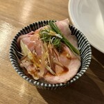 酒肴場 屯 - 芽ねぎや茗荷をご飯側に移してセルフチャーシュー丼に