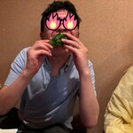 小料理 椿 - D介すいかをかじる