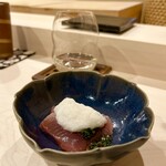 すし崇 - 鰹(野蒜と越冬した長芋添え)