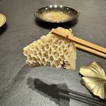 煌 焼肉 - ハチノスを塩麹で仕上げてるから、とても柔らかい