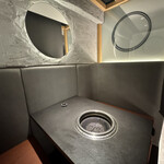 煌 焼肉 - モノトーンを基調に柔らかな間接照明が大人の空間