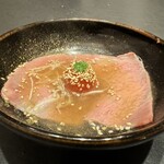 煌 焼肉 - トマトを包んで、頂きます。