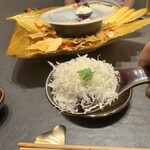 煌 焼肉 - レンゲにのせての提供なので、一口で食べやすい。　チーズの下にレアな肉が刻まれて入ってます。