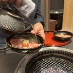 煌 焼肉 - 熱々の和牛スープを注ぎます。