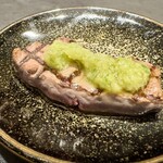 煌 焼肉 - サッと火を通した新鮮な黒毛和牛レバーに葱ダレ乗せて