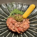 煌 焼肉 - 炙り牛ユッケに金箔付きキャビア乗せ
