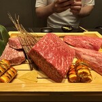 煌 焼肉 - 左から岩手県いわて牛のザブトン・山形県山形牛のカメノコ・北海道和牛のトモサンカク