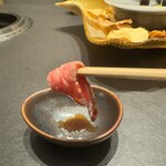 煌 焼肉 - ローストビーフにタレを、ちょっと付けます。