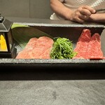 煌 焼肉 - 北海道和牛のトモサンカクと群馬県和牛のシンシン　大葉添え