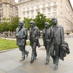 Fab4 Cafe-The Beatles Story - すぐ近くに有名なFab4像