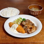 すりーえいと居酒屋 - 本日のランチ（豚しょうが焼き、魚フライ）