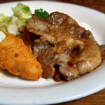 すりーえいと居酒屋 - 本日のランチ（豚しょうが焼き、魚フライ）