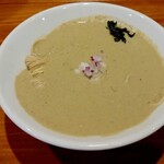 麺屋 真心 - 中央の紫玉ねぎが、清涼感と食感の良いアクセント