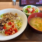 すき家 - 牛・お食事サラダ＋シーザーサラダ＋豚汁