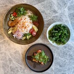 Longrain Tokyo - 【夏季限定】冷しトムヤムクン　　¥2,420-
      ＋
      ライスヌードル
      ＋
      サラダ