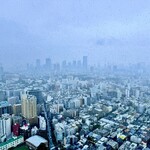 Longrain Tokyo - 席から見える景色(雨)