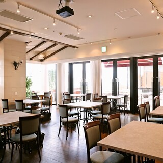 ランチタイムはガラスから差し込む明るい光から開放感溢れる店内に。