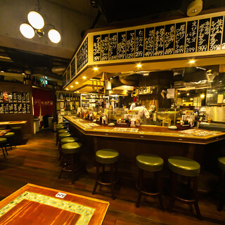 開放的な店内で食事を楽しむ♪