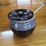 白河手打らーめん　うさぎ - 味変には自家製ニンニク・ラー油！